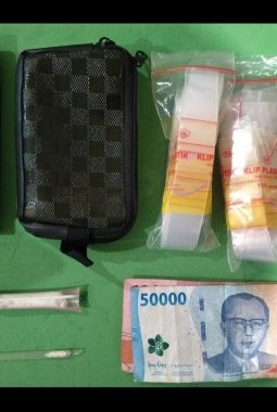 Polrestabes Surabaya Amankan Tersangka Pengedar Narkoba, Sita 42,9 Gram Sabu