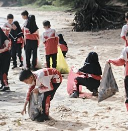 Tanamkan Kepedulian Lingkungan, Siswa FIES Sumenep Gelar Aksi Bersih Pantai Slopen