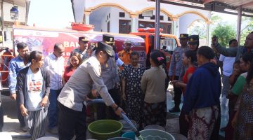 Polres Bondowoso Salurkan Air Bersih ke 20 Dusun, Warga Terdampak Kekeringan Merasa Tertolong