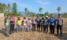 Dukung Ketahanan Pangan, Kapolsek Klabang Pimpin Penanaman Benih Jagung “JENDRAL” di Desa Besuk