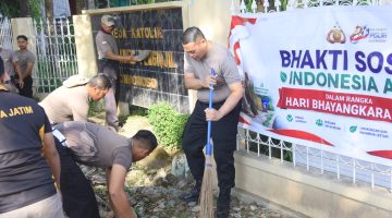 Hari Bhayangkara Ke-80, Polres Bondowoso Rawat Kerukunan Lewat Aksi Bersih Tempat Ibadah