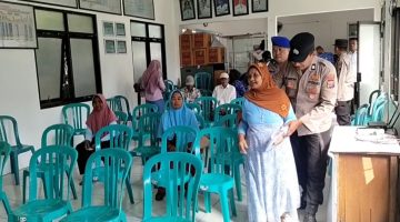 Tuai Pujian, Aksi Humanis Polsek Geneng Bantu Lansia yang Antri Terima PKH Plus di Ngawi