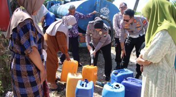 Polres Sumenep Salurkan Bantuan Air Bersih dalam Rangka Hari Bhayangkara ke-80 Di Desa Larangan Barma 