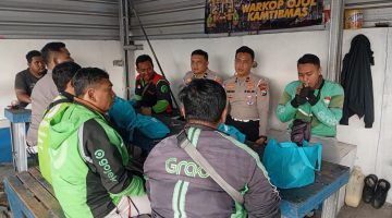 Sambut Hari Bhayangkara ke – 80, Polres Jember Berbagi Paket Sembako untuk Ojol