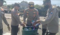 Salut, Personel Polres Blitar Bersihkan Sampah Usai Layanan Pengamanan Aksi Unjuk Rasa