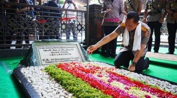 Jelang Hari Bhayangkara, Kapolri Ziarah ke Makam Gus Dur 