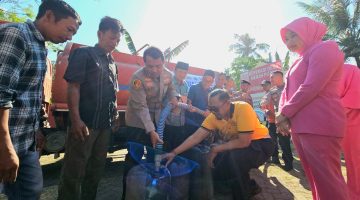 Hari Bhayangkara ke -80, Polres Probolinggo Salurkan Bantuan Alat Pertanian dan Droping 10 Ribu Liter Air Bersih di Banyuanyar