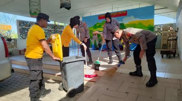 Sambut Hari Bhayangkara ke-80, Polres Malang Bersih-Bersih Vihara di Lawang
