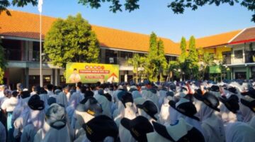 Police Go To School: Polres Mojokerto Kota Tanamkan Disiplin dan Kesadaran Kamtibmas Kepada Pelajar