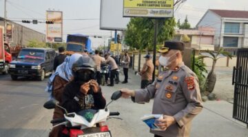 Lindungi Masyarakat Dari Abu Vulkanik, Polres Lampung Tengah dan Polsek Jajaran Bagikan Masker Gratis Untuk Warga