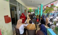 Bhabinkamtibmas Polsek Tamalate Sambangi Kantor kelurahan Mangasa Pantau Pembagian Beras Bulog