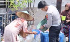 Satlantas Polres Gresik Salurkan Air Bersih, Wujud Kepedulian Polantas Sambut HUT Lalu Lintas ke-71