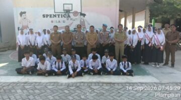 Dukung Indonesia Emas 2045, Kapolsek Camplong Pimpin Upacara dan Edukasi Anti-Bullying Serta Kenakalan Remaja di SMPN 3 Camplong
