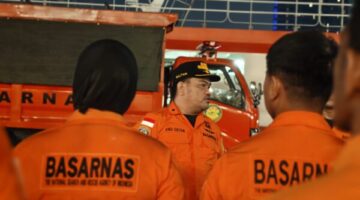 Kantor SAR Makassar Kerahkan KN SAR Kamajaya Dan Puluhan Personil Dukung Operasi SAR KMP Virgi Tranportasi 8