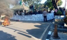 Ratusan Demonstran Gelar Aksi Unjuk Rasa di Depan Kantor Pertamina Makassar 