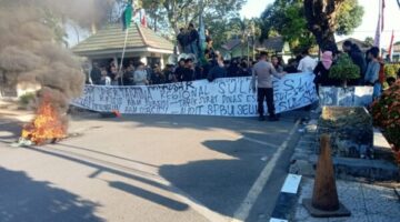 Ratusan Demonstran Gelar Aksi Unjuk Rasa di Depan Kantor Pertamina Makassar