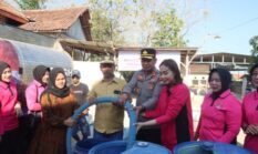 Wujud Nyata Kepedulian Polri, Kapolres Dan Ketua Bhayangkari Cabang Sampang Salurkan 246.000 Liter Air Bersih ke Daerah Terdampak Kekeringan