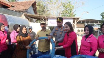 Wujud Nyata Kepedulian Polri, Kapolres Dan Ketua Bhayangkari Cabang Sampang Salurkan 246.000 Liter Air Bersih ke Daerah Terdampak Kekeringan