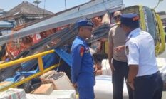Pengawasan Dermaga Kalianget Disorot Usai Truk Bermuatan Bahan Bangunan Terguling