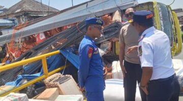 Pengawasan Dermaga Kalianget Disorot Usai Truk Bermuatan Bahan Bangunan Terguling
