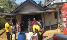Polres Trenggalek Distribusikan Air Bersih ke Pelosok Desa Melalui Patroli Gentong dan Kendil
