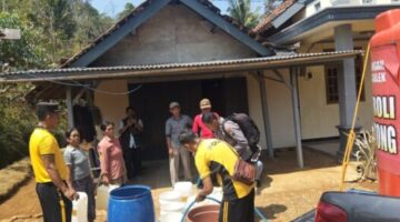Polres Trenggalek Distribusikan Air Bersih ke Pelosok Desa Melalui Patroli Gentong dan Kendil