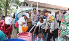Peduli Warga Terdampak Kekeringan, Kapolresta Sumenep Distribusikan Air Bersih ke Batuputih