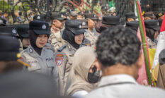 Polwan Polres Blitar Berikan Pelayanan Humanis, Berbagi Air hingga Bersihkan Sampah Bersama Massa Aksi