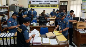 DALAMI DUGAAN PENYIMPANGAN PROYEK JALAN RP14,9 MILIAR, KEJARI LAMPUNG TENGAH GELEDAH DAN SITA DOKUMEN DI KANTOR BMBK