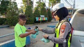 Lewat Jumat Berkah, Satlantas Polresta Sumenep Perkuat Kedekatan dengan Warga
