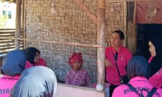 Ny Serly Aryo Bawa Semangat Bhayangkari Peduli Menyentuh Kehidupan Mbah Tumi di Curahdami