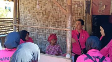 Ny Serly Aryo Bawa Semangat Bhayangkari Peduli Menyentuh Kehidupan Mbah Tumi di Curahdami