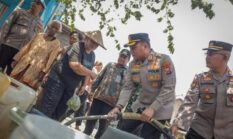 Polres Blitar Salurkan Bantuan Air Bersih dan Sembako bagi Warga Terdampak Kekeringan