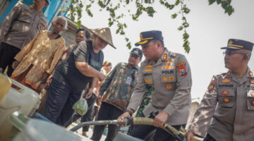 Polres Blitar Salurkan Bantuan Air Bersih dan Sembako bagi Warga Terdampak Kekeringan