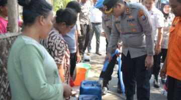 Polres Bondowoso Distribusikan Air Bersih Bantu Warga Taman Krocok Hadapi Kemarau Panjang