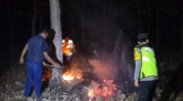 Respons Cepat, Polsek Widodaren dan Tim Gabungan Padamkan Titik Api Karhutla di Ngawi