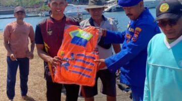 Keselamatan Nelayan Jadi Prioritas, Satpolairud Polresta Banyuwangi Bagikan Life Jacket